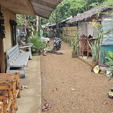 Rovi Homestay Coron Bagian luar foto